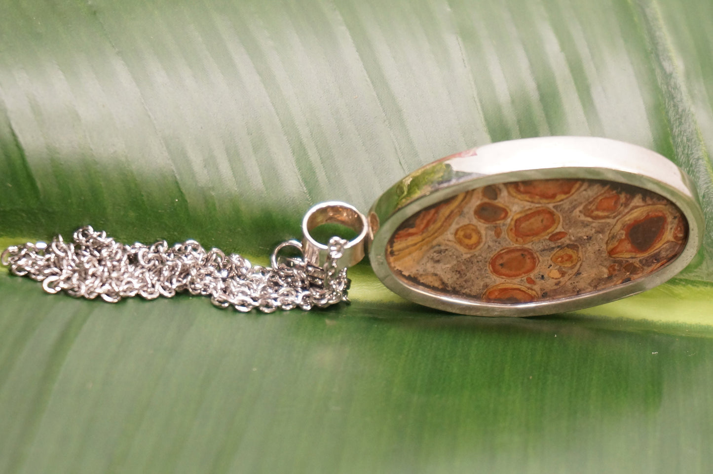 Hochwertige Kristalljaspis-Leoparden-Halskette mit Cabochon-Schliff, Sterling-Silber 925, Lünetten-Anhänger