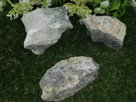 Natürliche Kristall Jade Sammlung Probe Healing Stein Birtsthone Kristall Schutz Dekoration Mineral
