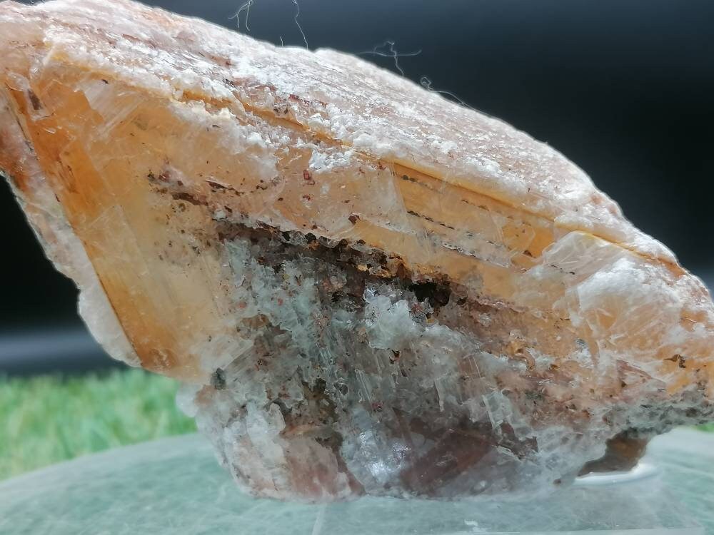 Griechischer roter Selenit, Oxidation von Metall, das auf Plexiglasbasis geklebt ist, Sammlung Stein, Geist, Heilkraft, Geschenk, Dekoration, Schutz