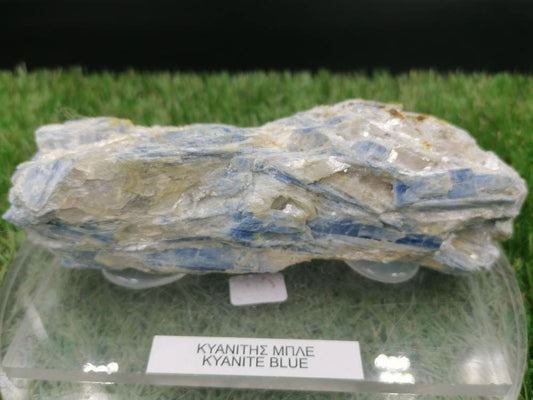 Natürliche Kyanit-blaue Klingen, die auf einem Plexiglas-Kristall-Rohstein basieren, einem Mineralstein des Tierkreiszeichens