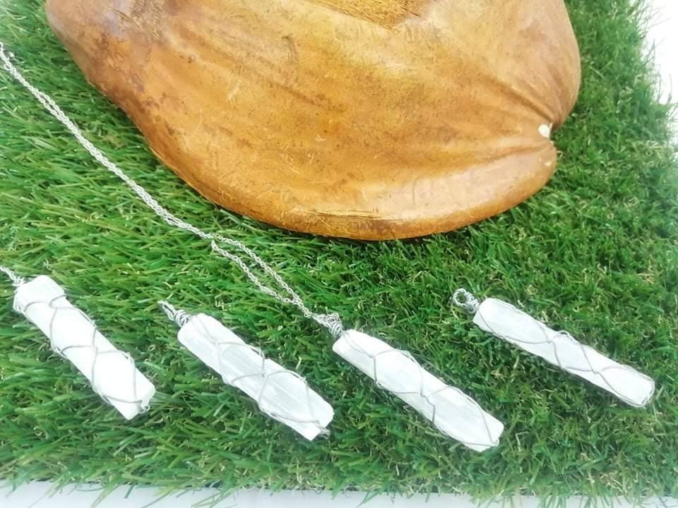 Περιδέραιο από σύρμα από φυσικό σεληνίτη τυλιγμένο από ορυκτό λίθο Θεραπευτικό κρύσταλλο Birthstone Idea Jewerly Power