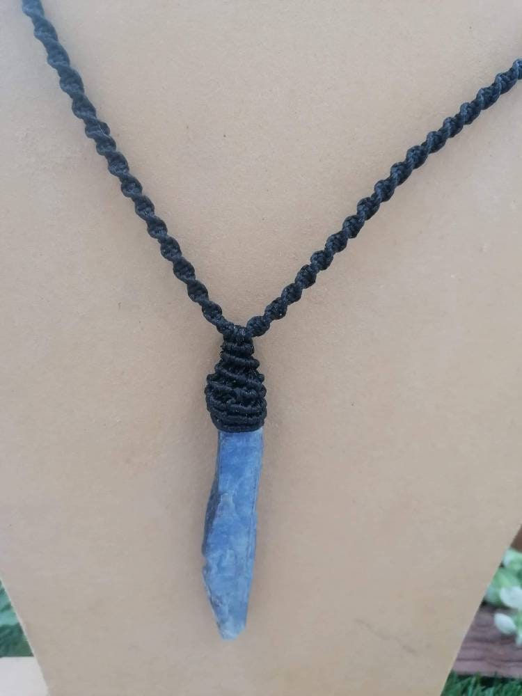 Χειροποίητο κολιέ Blue Blade Κυανίτη Μακράμε