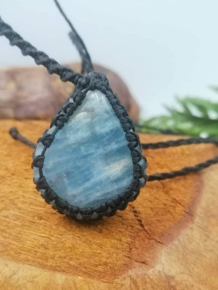 110CT Aqua Marine Rough Mineral Stone Brazilian Crystal Healing Makrame τυλιγμένο κολιέ Προστασία δώρου