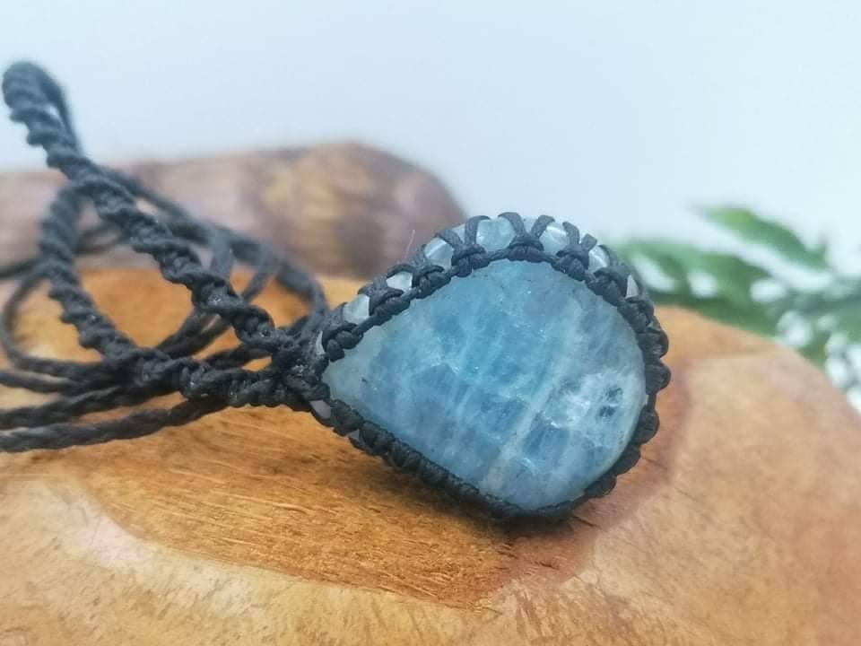 110CT Aqua Marine Rough Mineral Stone Brazilian Crystal Healing Makrame τυλιγμένο κολιέ Προστασία δώρου