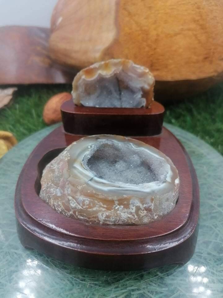 Natürlicher Achat mit Quarzstein mit Holzsockel - Erstaunliches Sammlerstück - Wohndekor