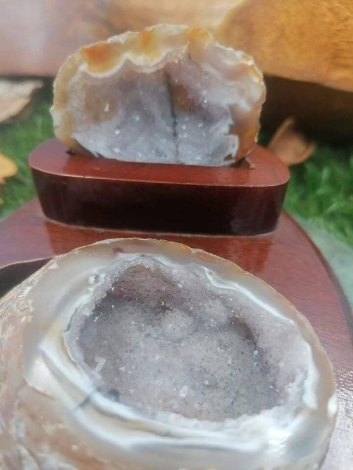 Natürlicher Achat mit Quarzstein mit Holzsockel - Erstaunliches Sammlerstück - Wohndekor