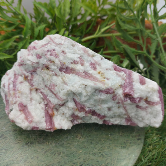 Sammlerstück - Rosa Turmalin mit Feldspat Rohmineral