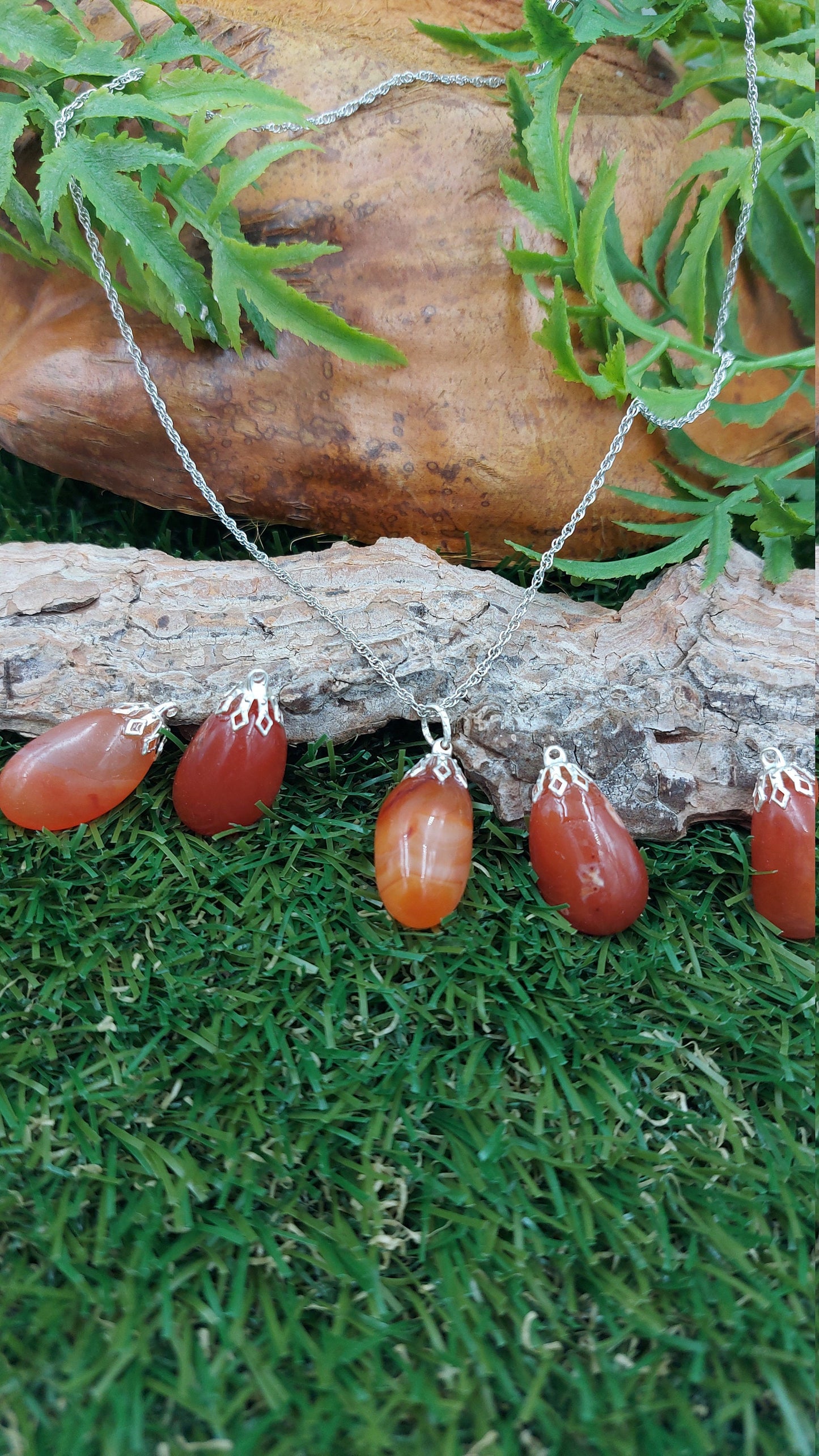 Halskette aus Sterlingstahl mit natürlichem Karneol. Heilkristall-Accessoires, Sternzeichen-Mineralstein