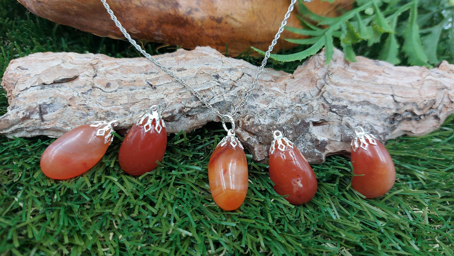 Halskette aus Sterlingstahl mit natürlichem Karneol. Heilkristall-Accessoires, Sternzeichen-Mineralstein