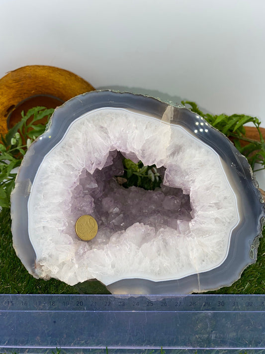 Polierter Amethyst mit Chalkedon-Mineral zur Heilung – Schutz – Intuition