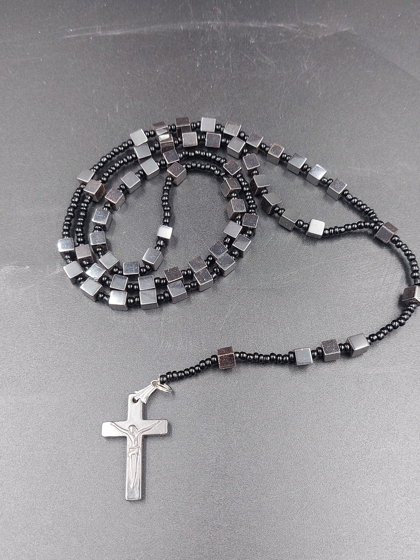 Rosenkranzperlen aus Hämatitkristall mit Medaillen-Kreuzstück aus 925er Sterlingsilber