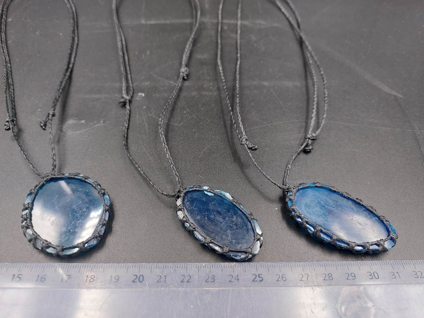 Natürlicher blauer Achat, handgemachte Makramee-Halskette – Heilstein – Geschenkidee – Schutz