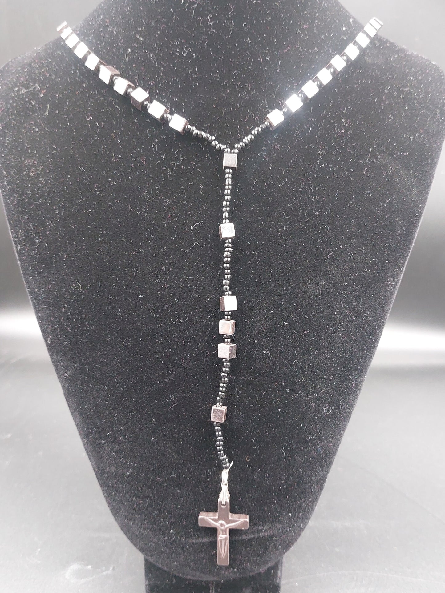 Rosenkranzperlen aus Hämatitkristall mit Medaillen-Kreuzstück aus 925er Sterlingsilber