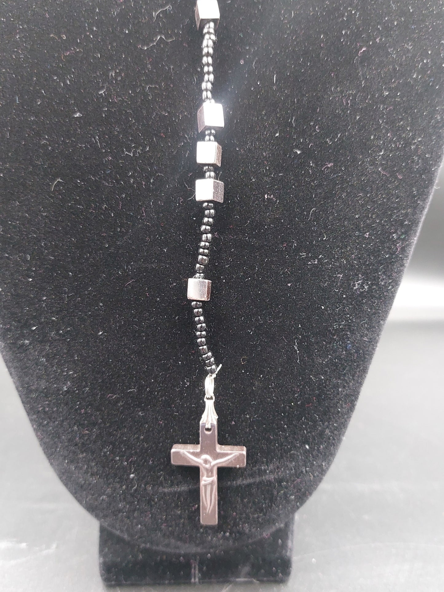 Rosenkranzperlen aus Hämatitkristall mit Medaillen-Kreuzstück aus 925er Sterlingsilber