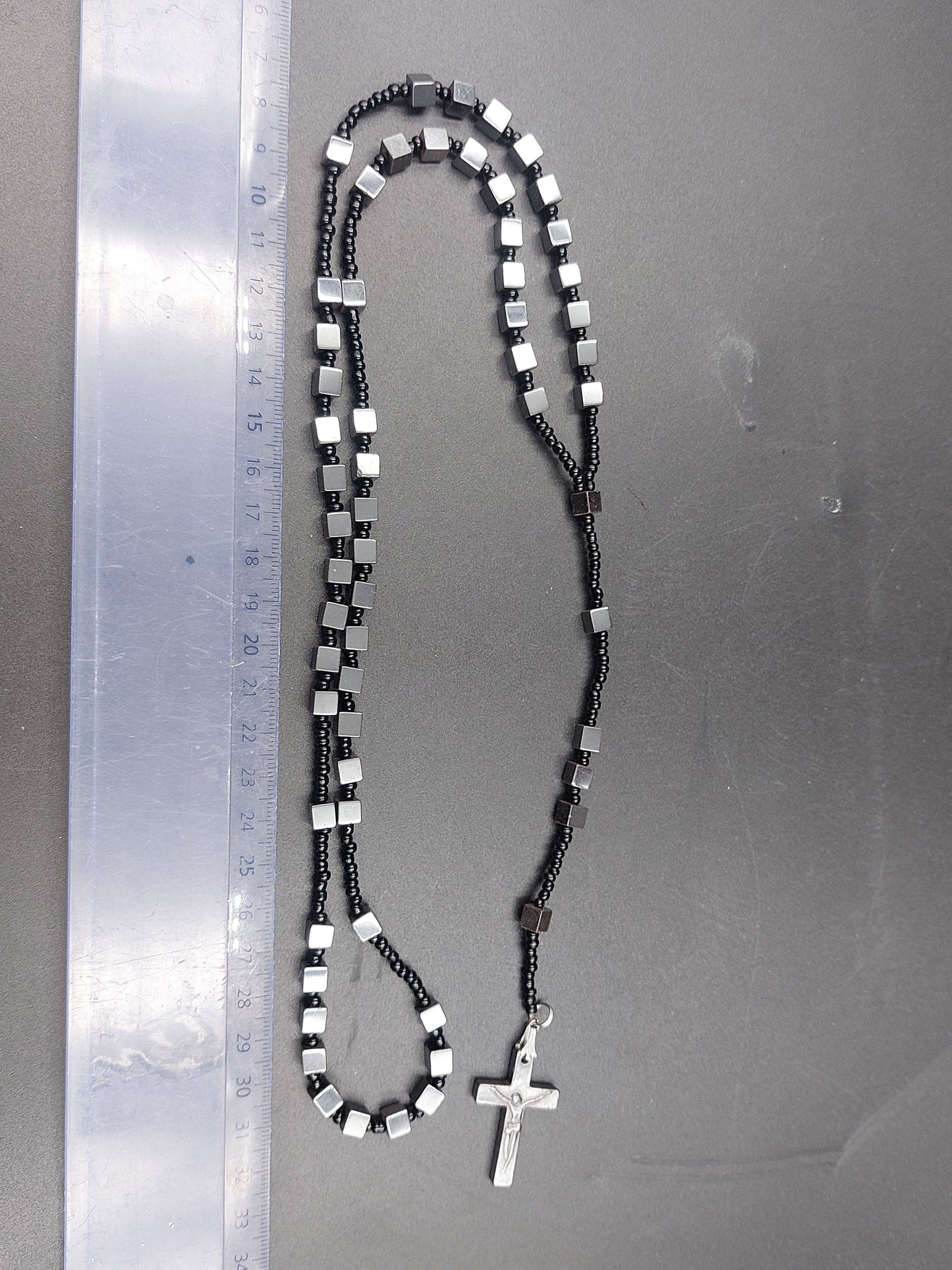 Rosenkranzperlen aus Hämatitkristall mit Medaillen-Kreuzstück aus 925er Sterlingsilber