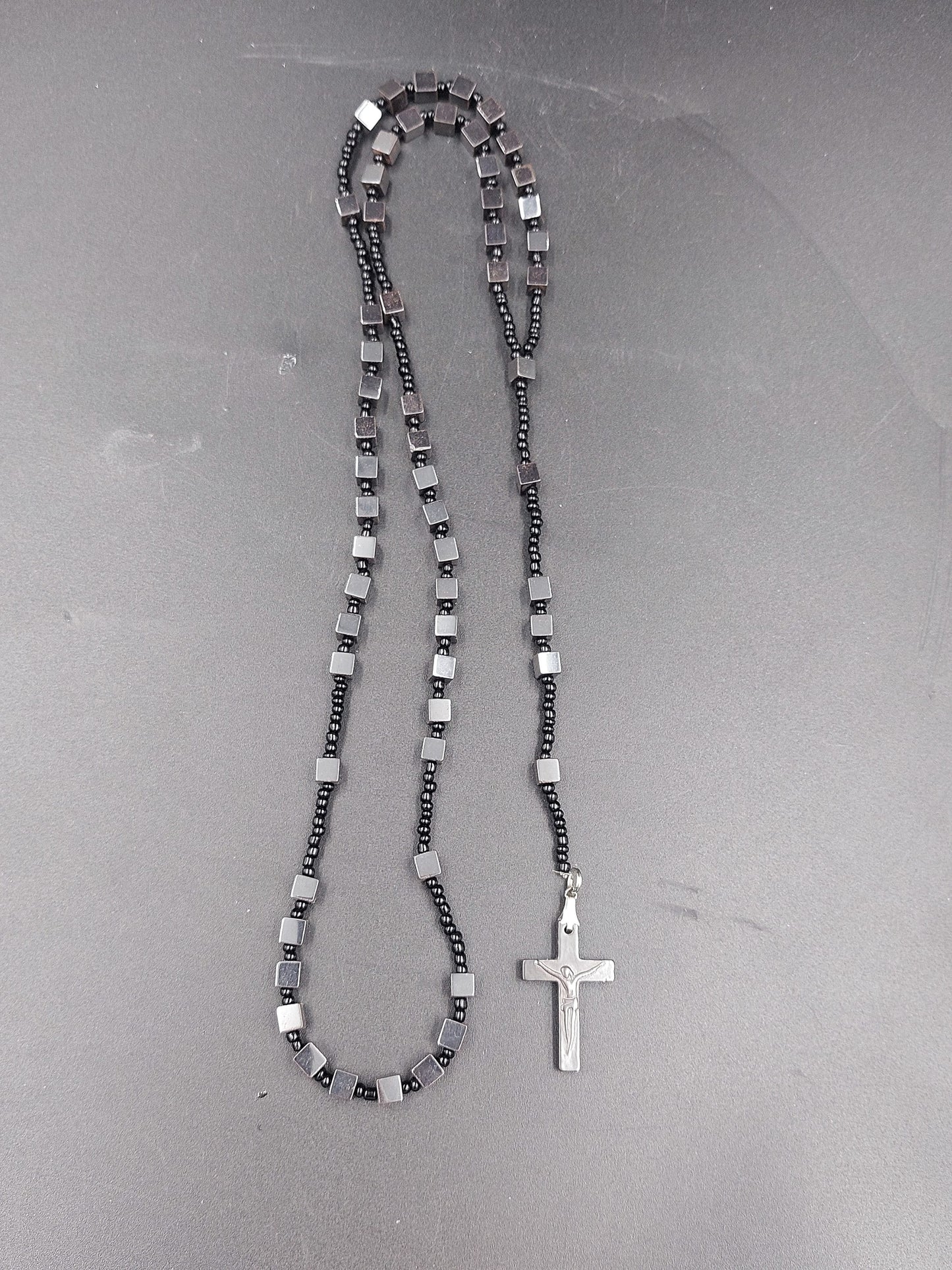 Rosenkranzperlen aus Hämatitkristall mit Medaillen-Kreuzstück aus 925er Sterlingsilber