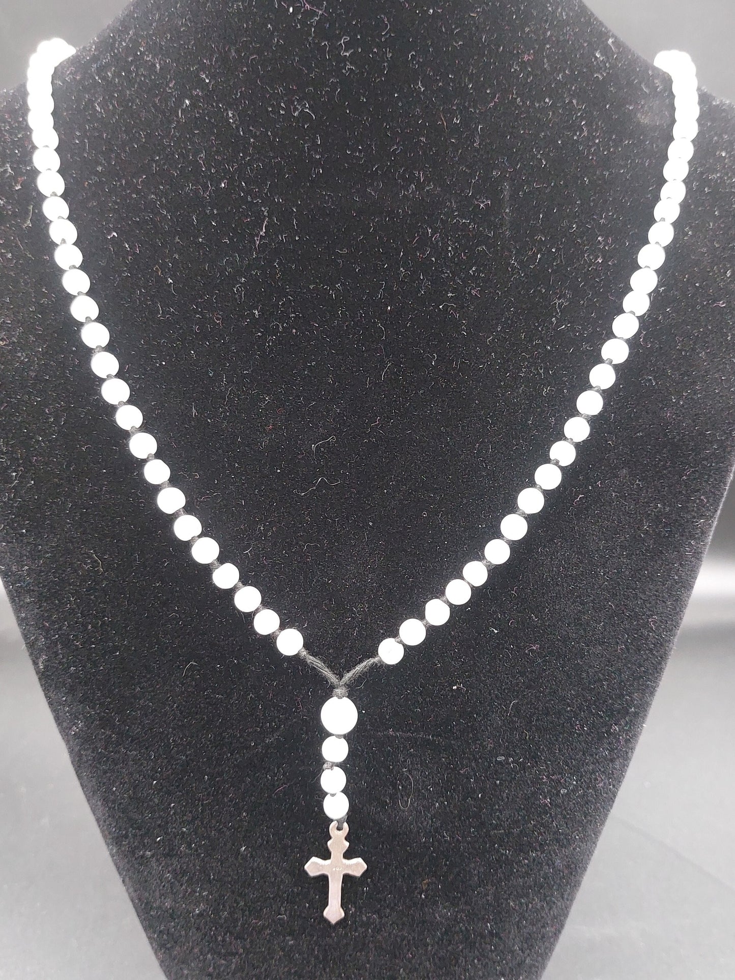 Rosenkranzperlen aus Mondsteinkristall mit Medaillen-Kreuzstück aus 925er Sterlingsilber