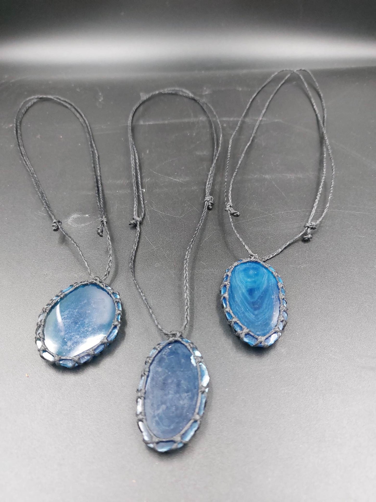 Natürlicher blauer Achat, handgemachte Makramee-Halskette – Heilstein – Geschenkidee – Schutz