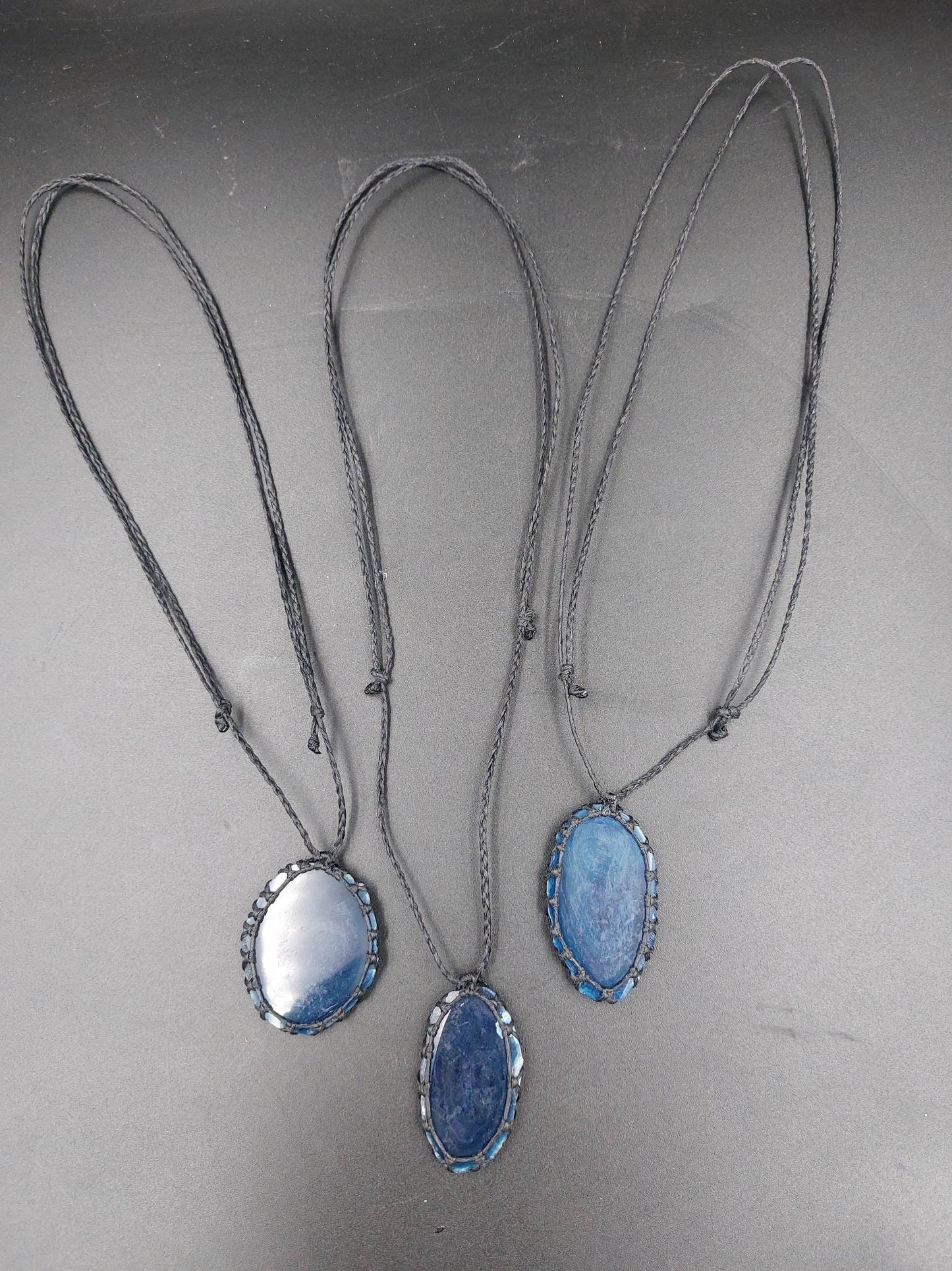 Natürlicher blauer Achat, handgemachte Makramee-Halskette – Heilstein – Geschenkidee – Schutz