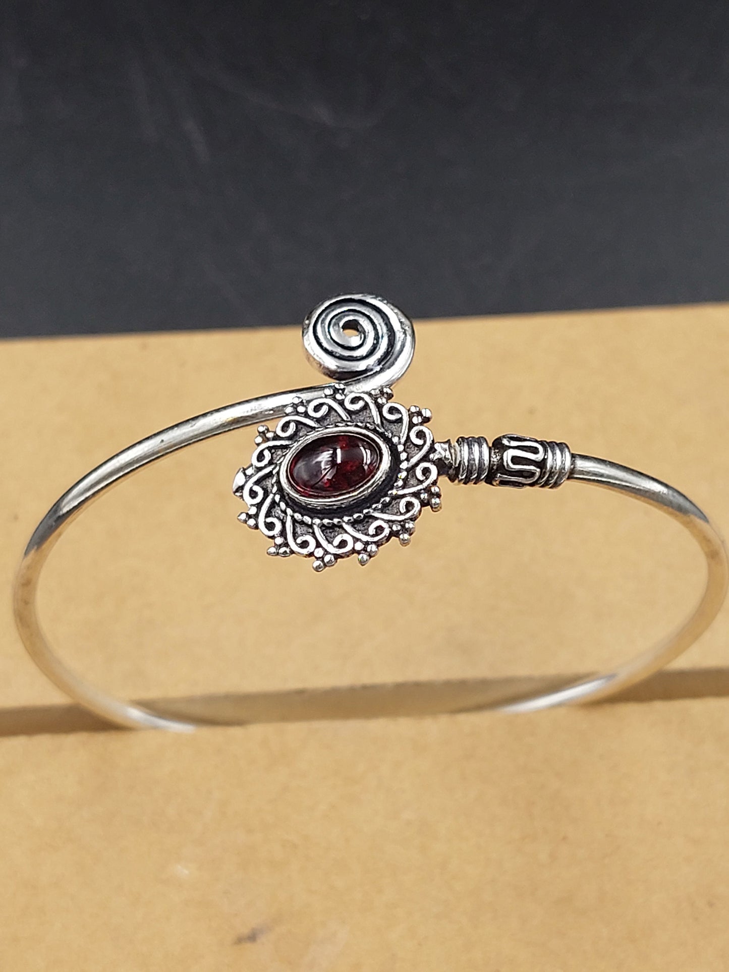 Granatkristall versilbertes Armband