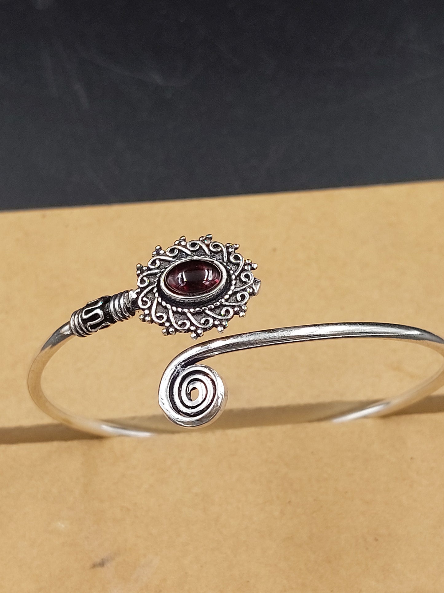 Granatkristall versilbertes Armband