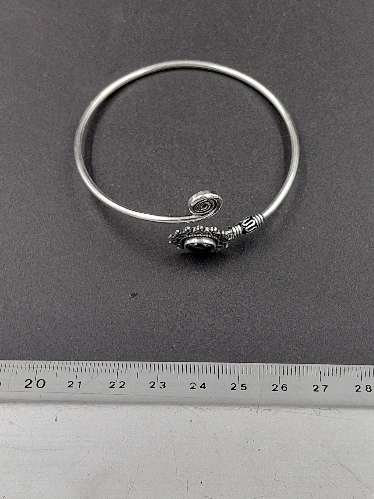 Granatkristall versilbertes Armband