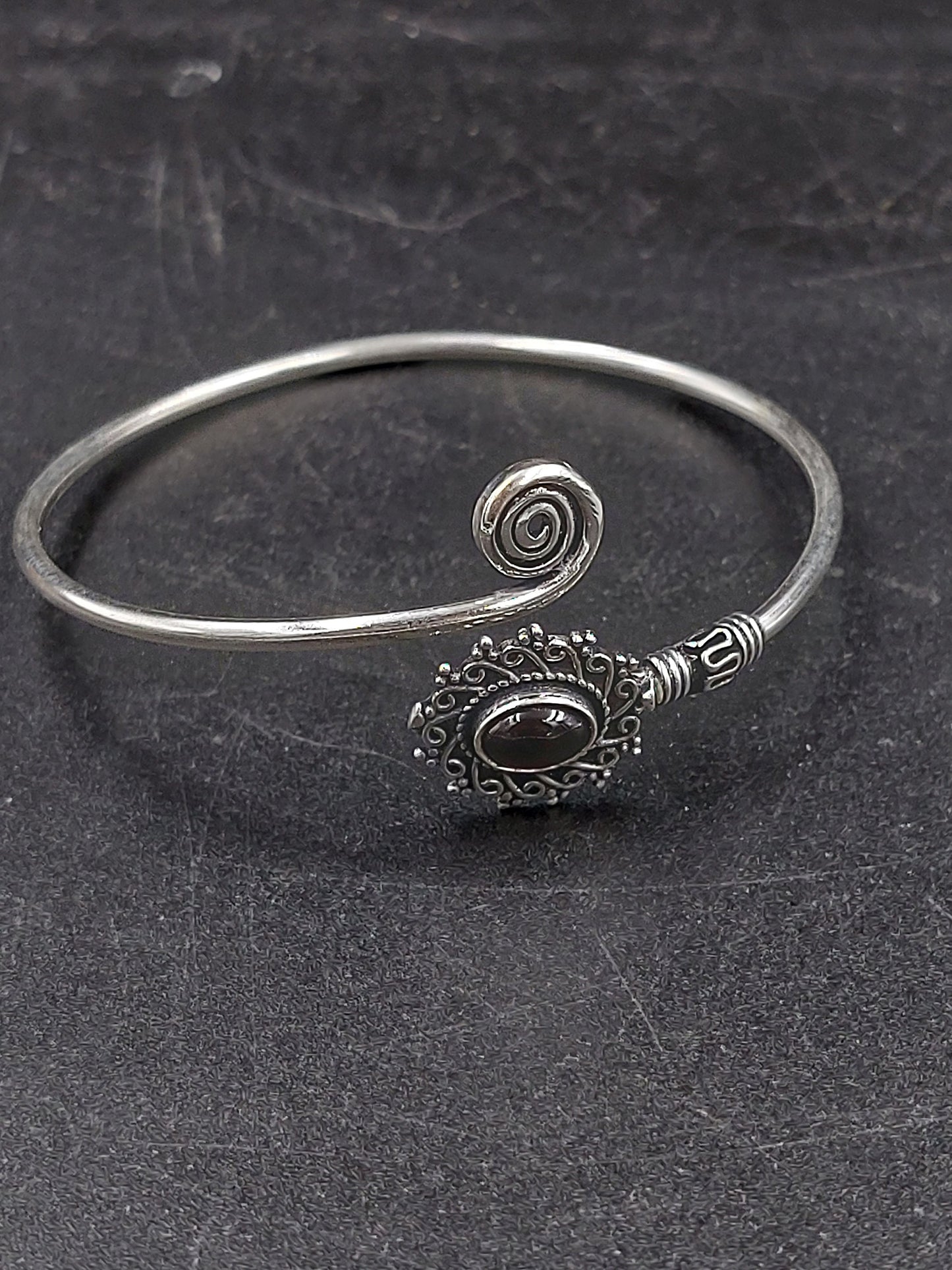 Granatkristall versilbertes Armband