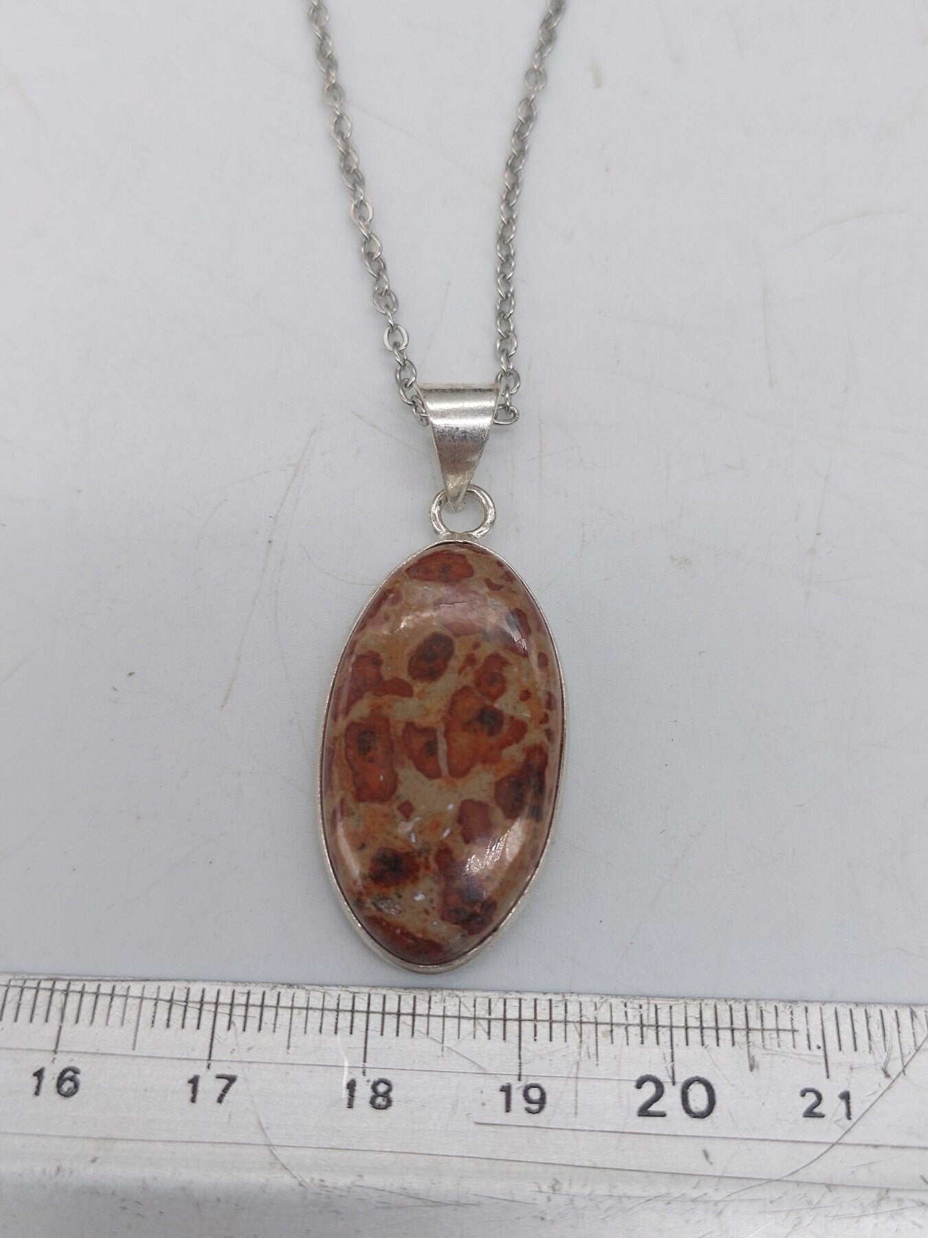Versilberte Halskette mit Leopardenfell-Jaspis-Kristall