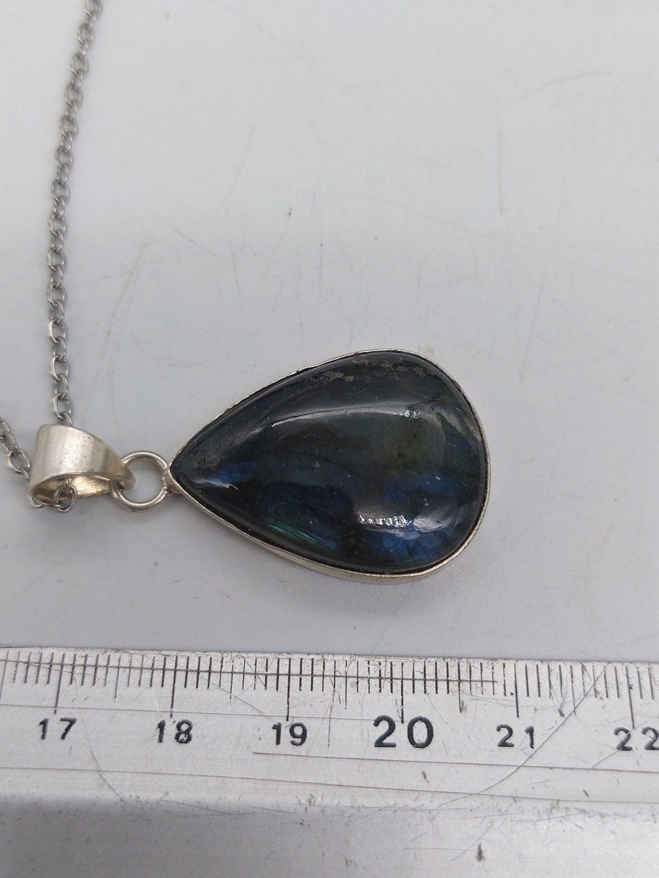 Labradorit Anhänger aus versilbertem Messing, Cabochonschliff, Heilkristall