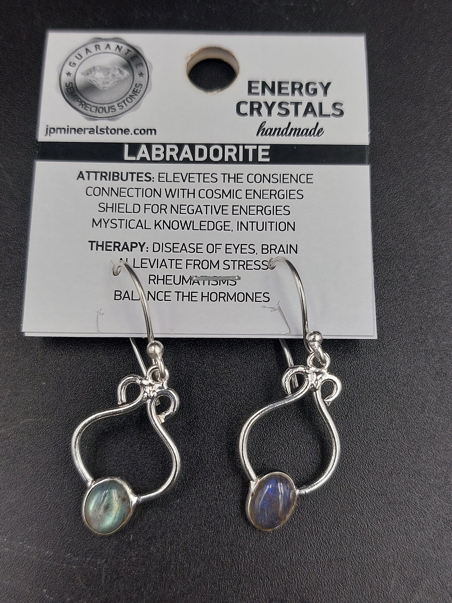 Versilberte Ohrringe mit Labradoritkristall