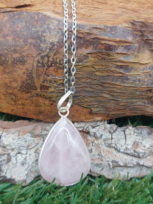 Rosenquarz Anhänger aus versilbertem Messing, Cabochonschliff, Heilkristall