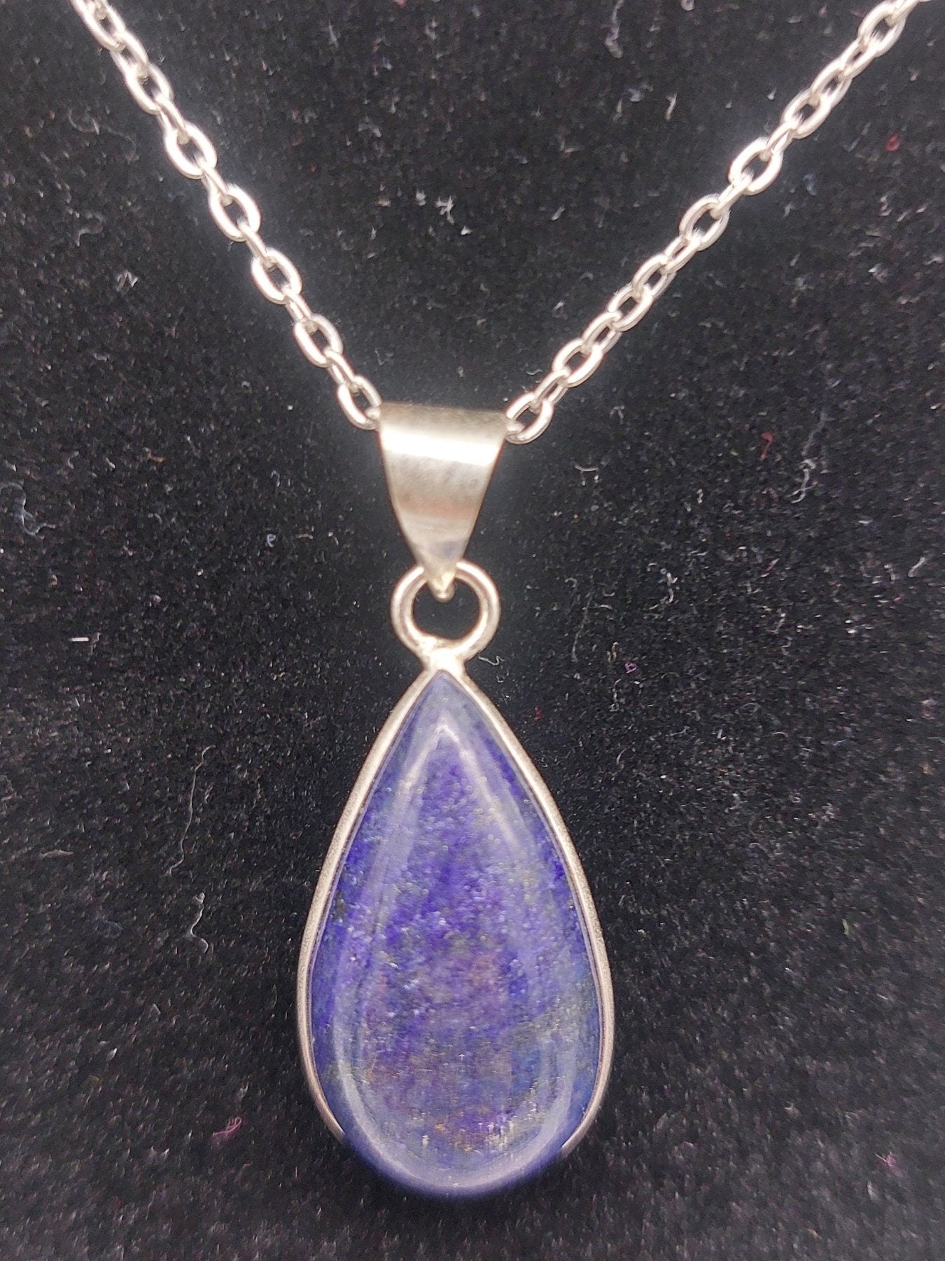 Lapislazuli-Anhänger aus versilbertem Messing, Cabochon-Schliff, Heilkristall