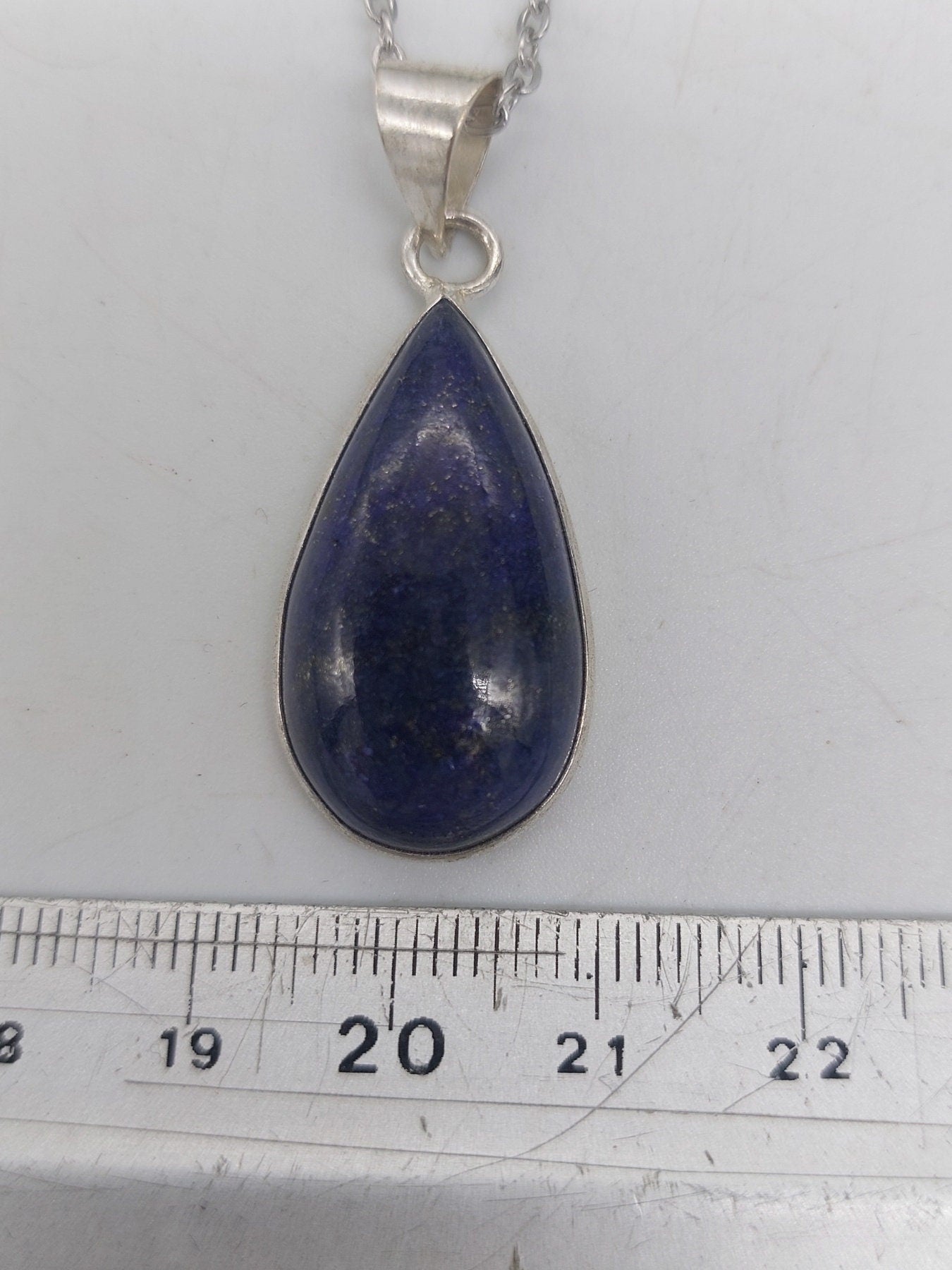 Lapislazuli-Anhänger aus versilbertem Messing, Cabochon-Schliff, Heilkristall