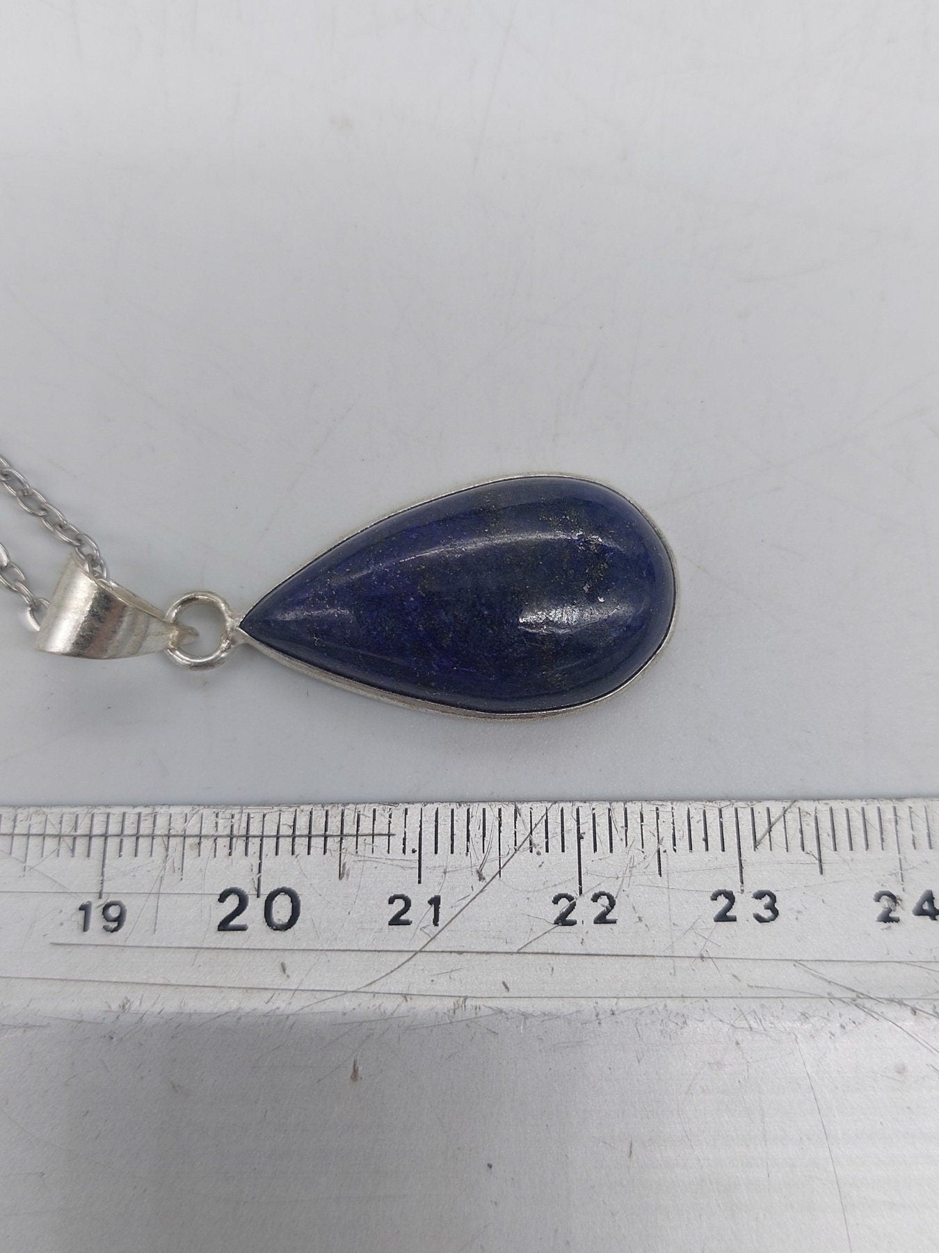 Lapislazuli-Anhänger aus versilbertem Messing, Cabochon-Schliff, Heilkristall