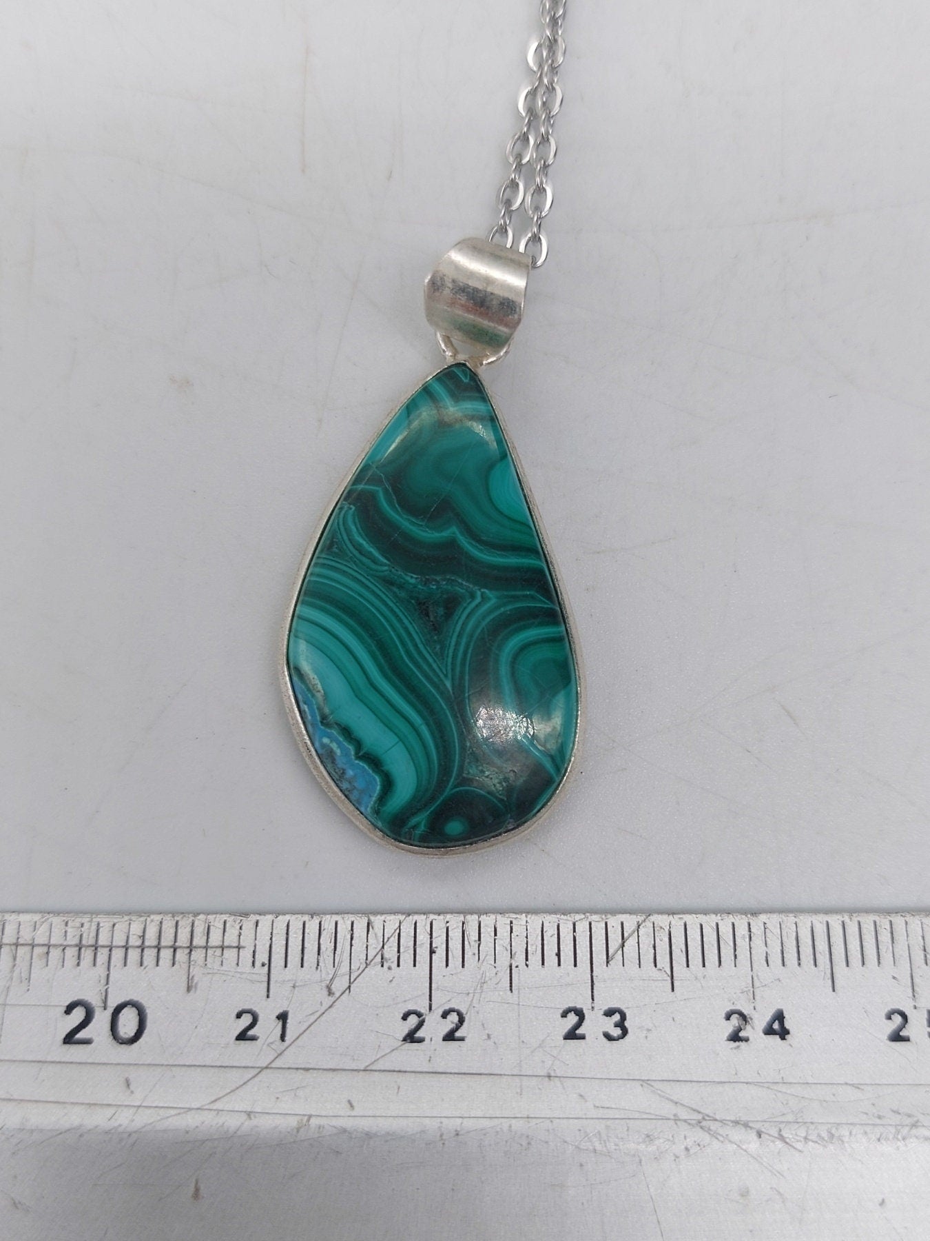 Versilberte Halskette mit Malachitkristall
