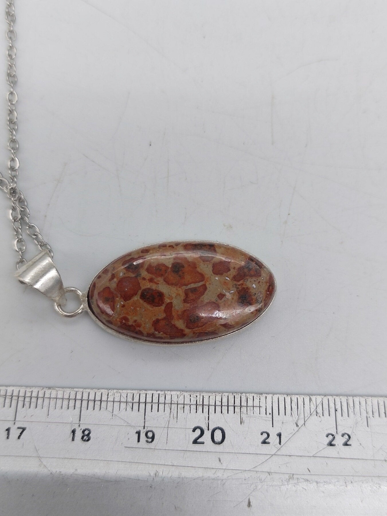 Versilberte Halskette mit Leopardenfell-Jaspis-Kristall