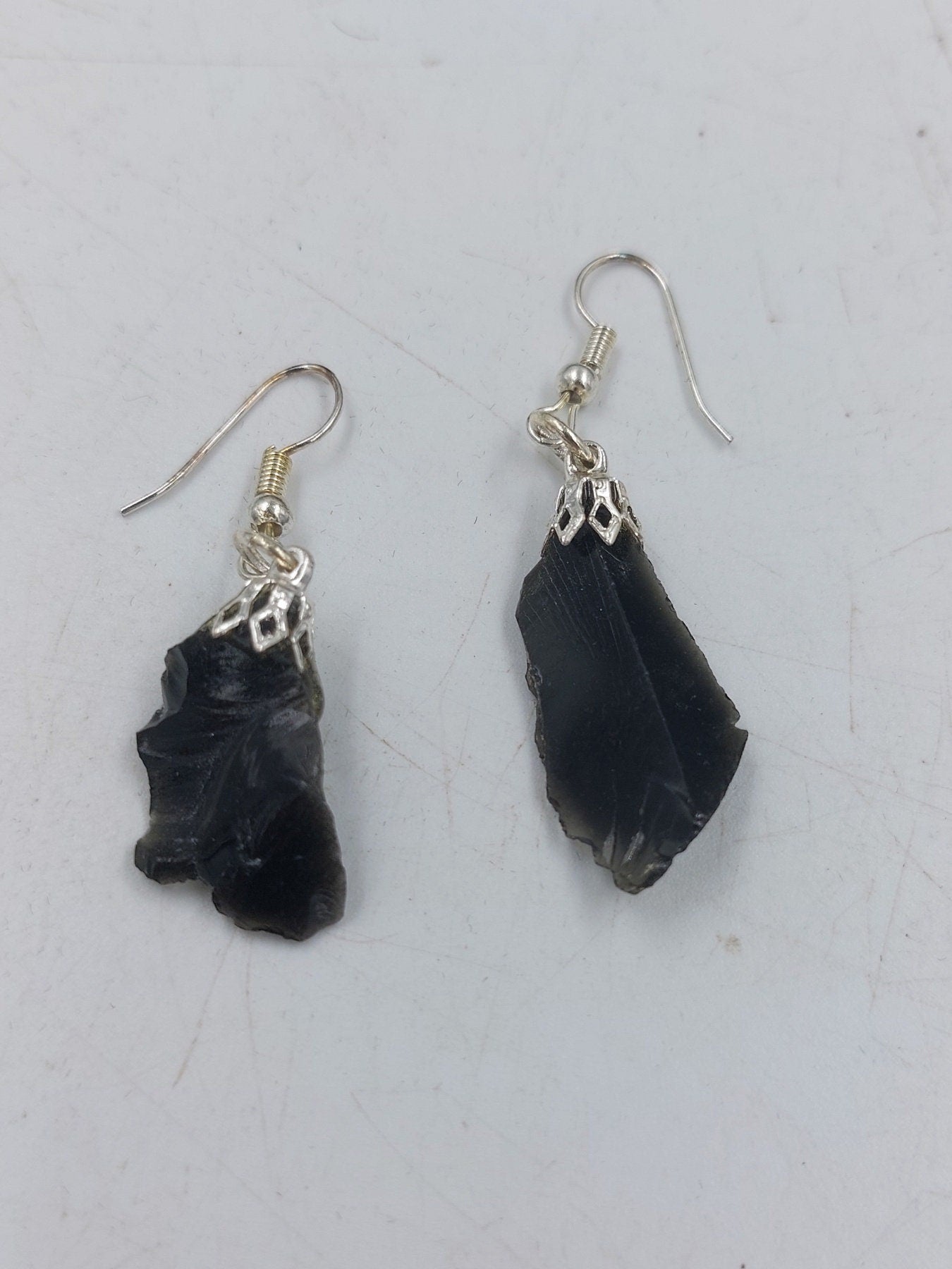 Schwarze Obsidian Rohkristall Ohrringe handgefertigt