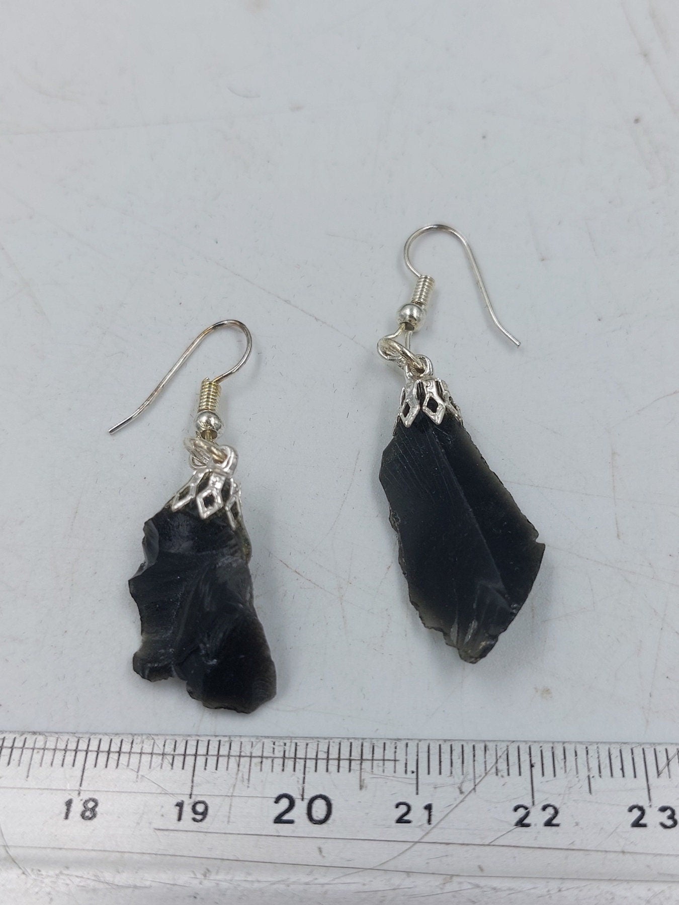 Schwarze Obsidian Rohkristall Ohrringe handgefertigt