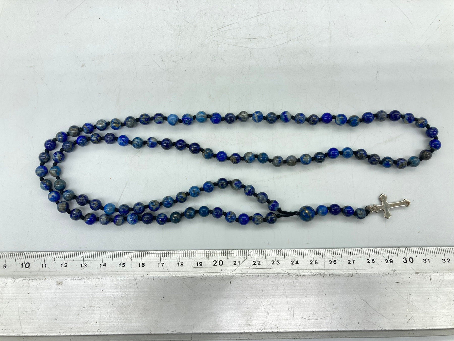 Rosenkranzperlen aus Lapislazuli-Kristall mit Medaillen-Kreuzstück aus 925er Sterlingsilber