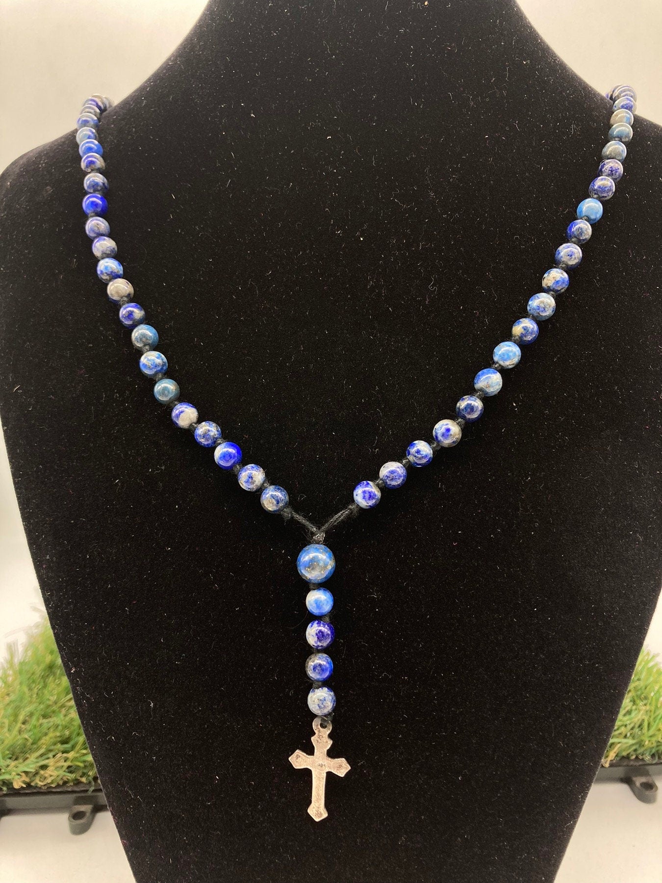 Rosenkranzperlen aus Lapislazuli-Kristall mit Medaillen-Kreuzstück aus 925er Sterlingsilber