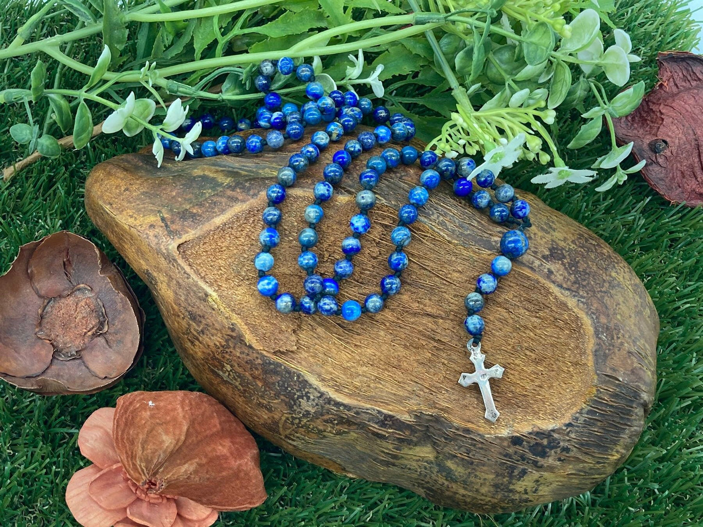 Rosenkranzperlen aus Lapislazuli-Kristall mit Medaillen-Kreuzstück aus 925er Sterlingsilber