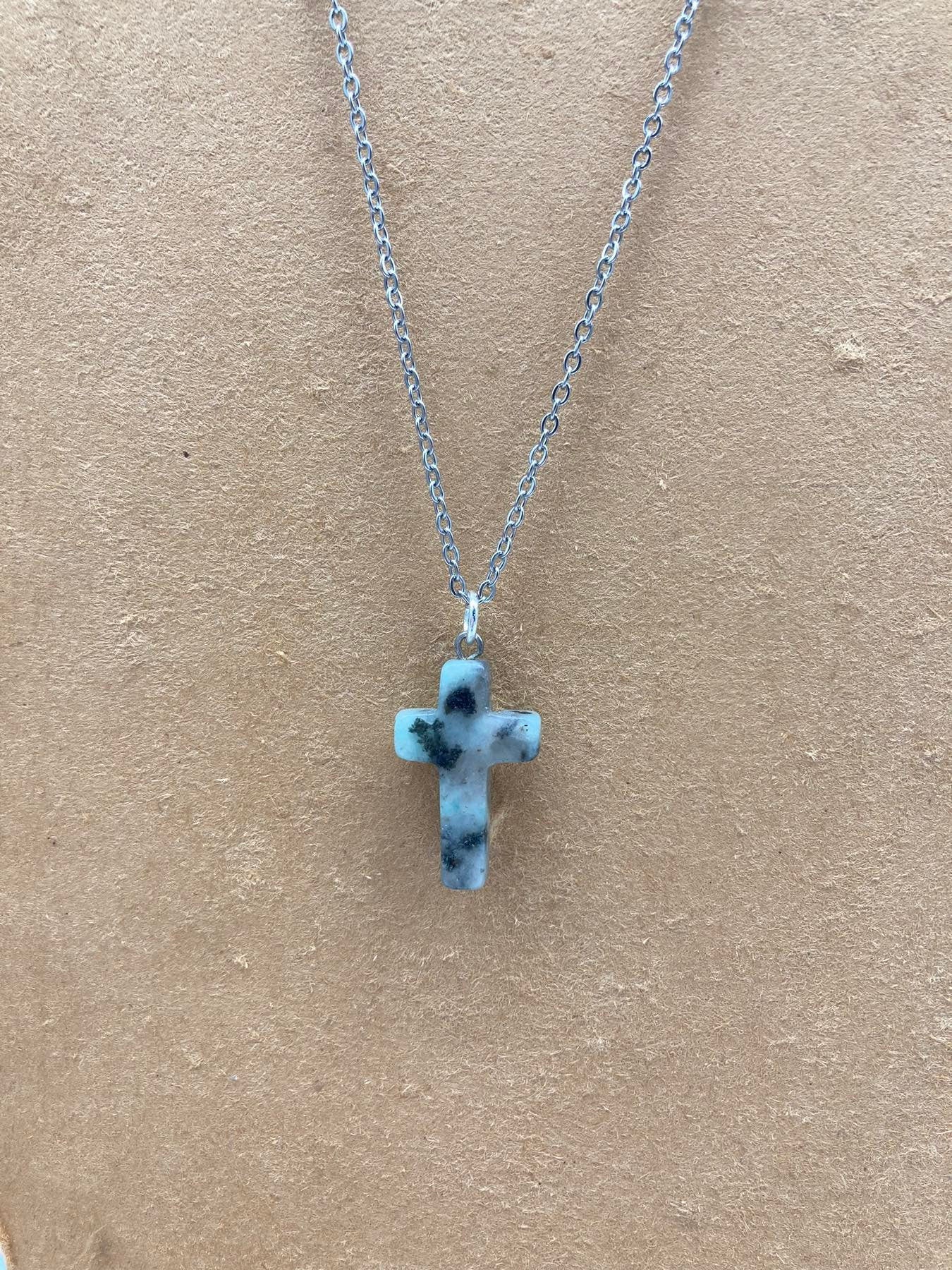 Halskette aus Sterlingstahl mit Kreuz aus Moosachat-Kristall