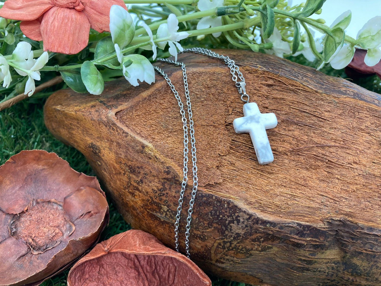 Halskette mit Howlith-Kristallkreuz aus Sterlingstahl
