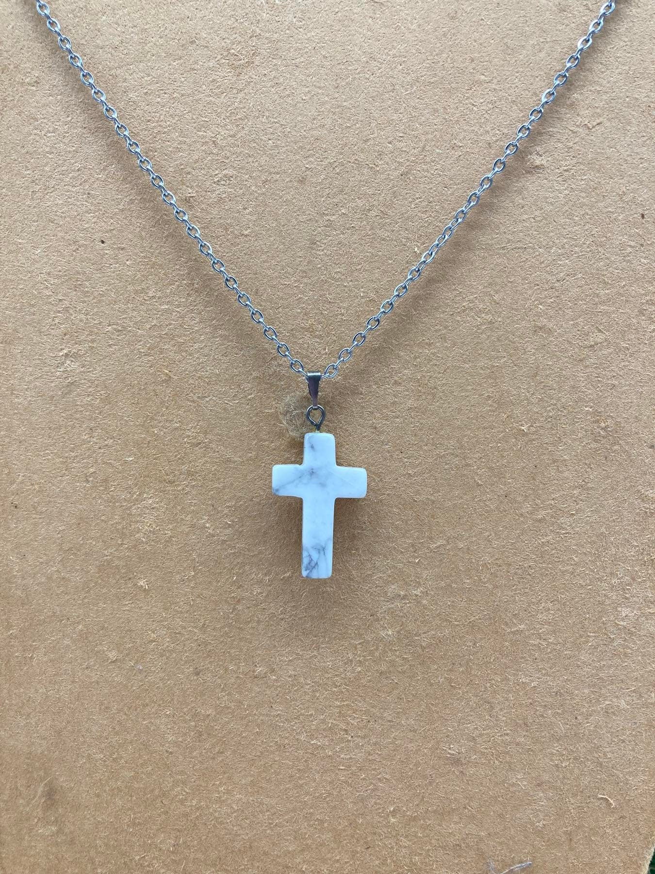 Halskette mit Howlith-Kristallkreuz aus Sterlingstahl