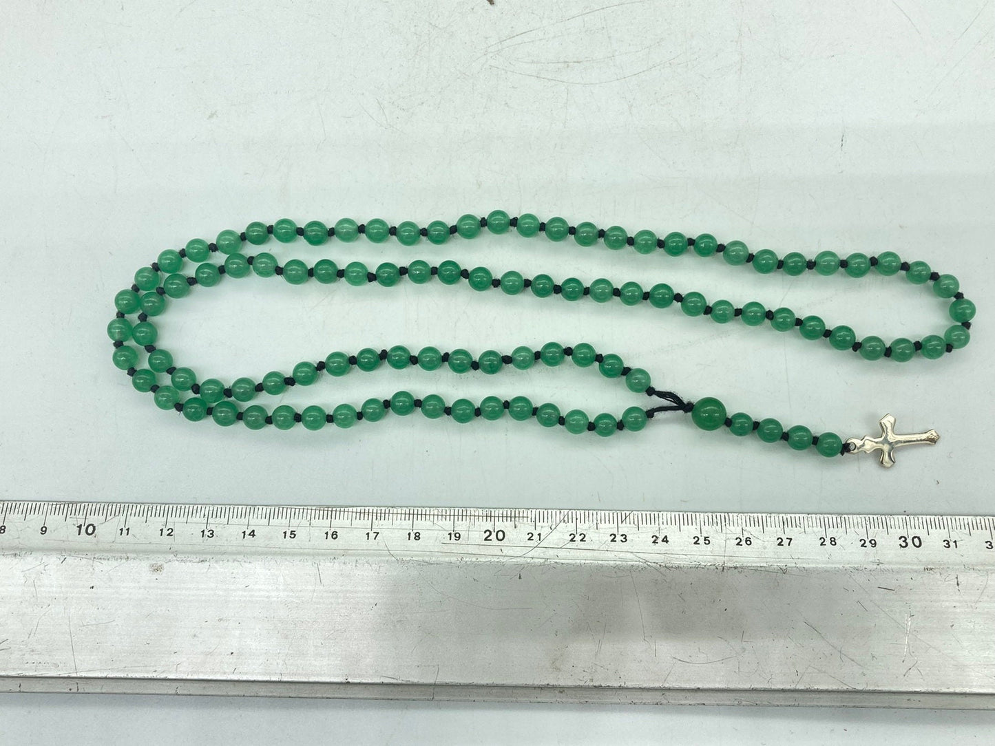 Rosenkranzperlen aus Jadekristall mit Medaillen-Kreuzstück aus 925er Sterlingsilber