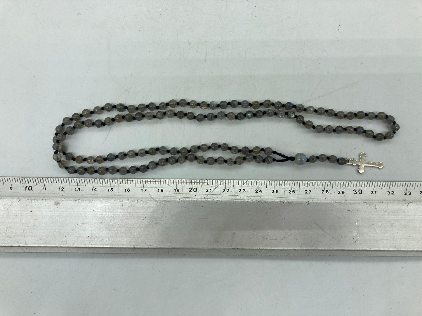 Rosenkranzperlen aus Labradoritkristall mit Medaillen-Kreuzstück aus 925er Sterlingsilber