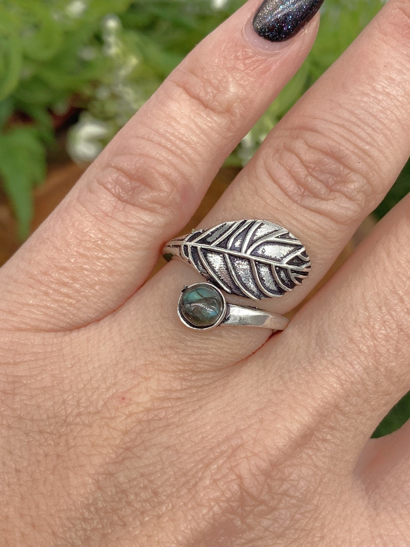 Versilberter verstellbarer Ring mit Labradoritkristall