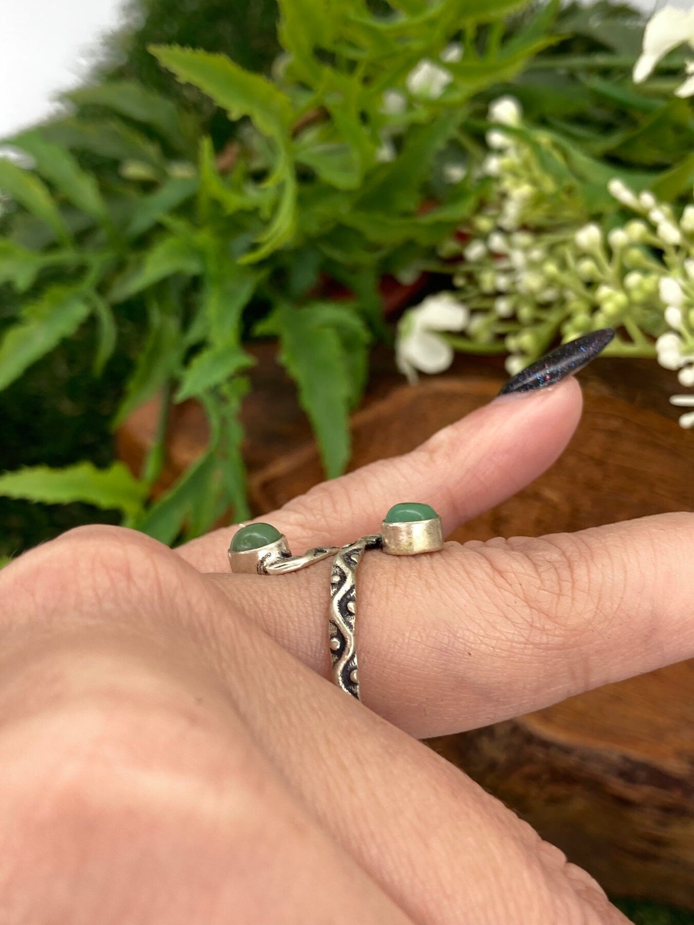 Versilberter verstellbarer Ring mit Jadekristall