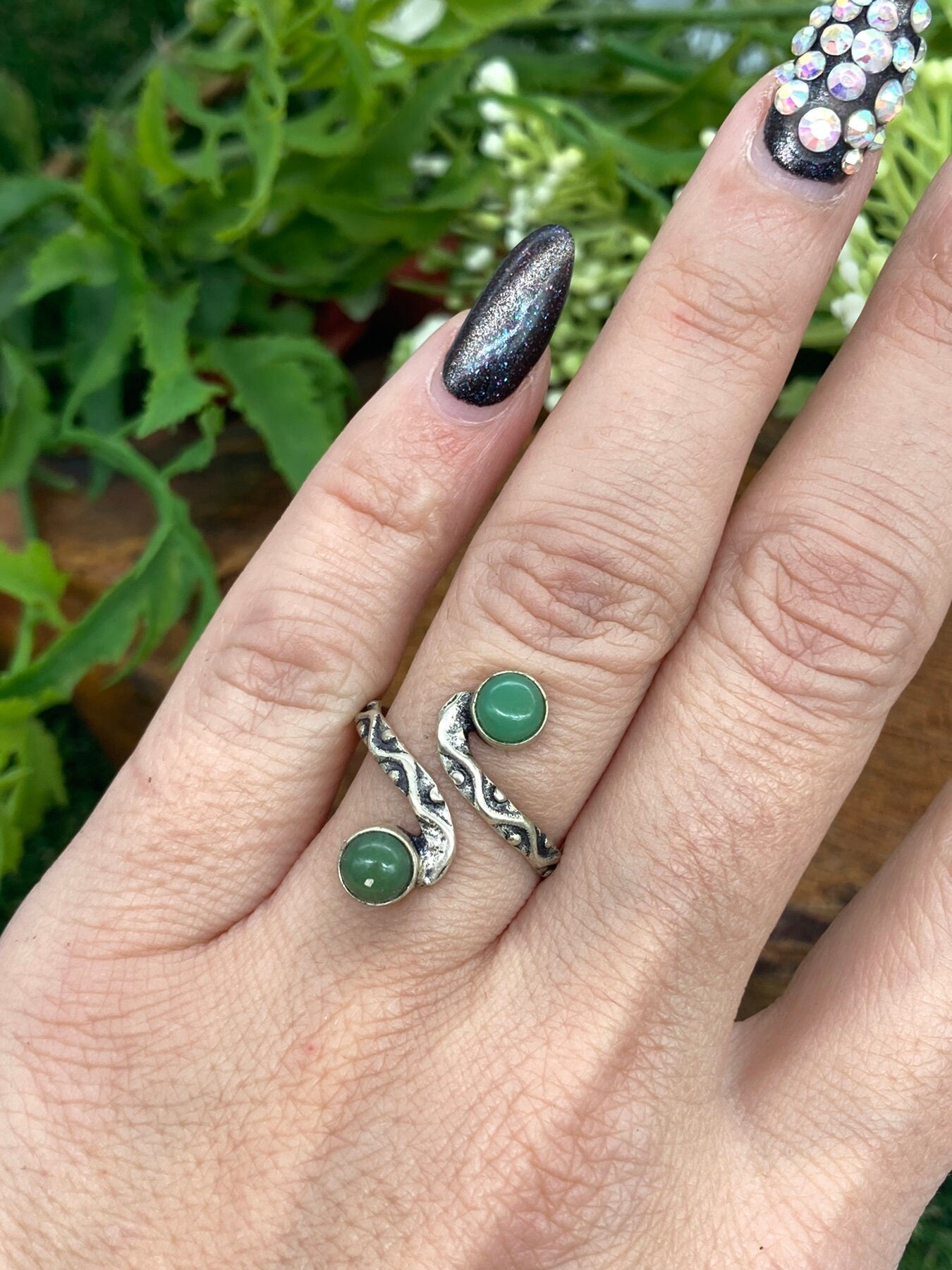 Versilberter verstellbarer Ring mit Jadekristall