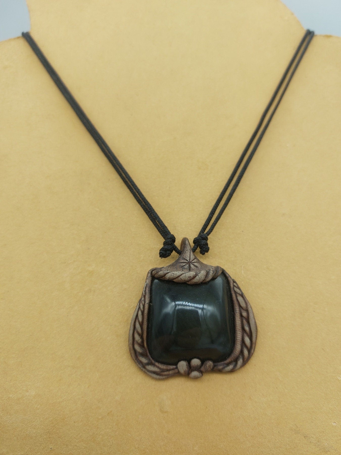 Natürliche handgefertigte Halskette - Regenbogen-Obsidianstein im Kapuzinerschliff - Heilkristall-Zubehör Sternzeichen-Mineralstein